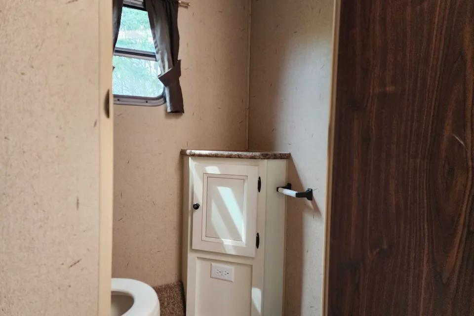 Bearspaw Palomino Elite Ultra-Lite T-829RLQS Travel Trailer