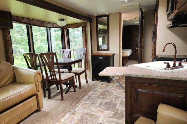 Bearspaw Palomino Elite Ultra-Lite T-829RLQS Travel Trailer