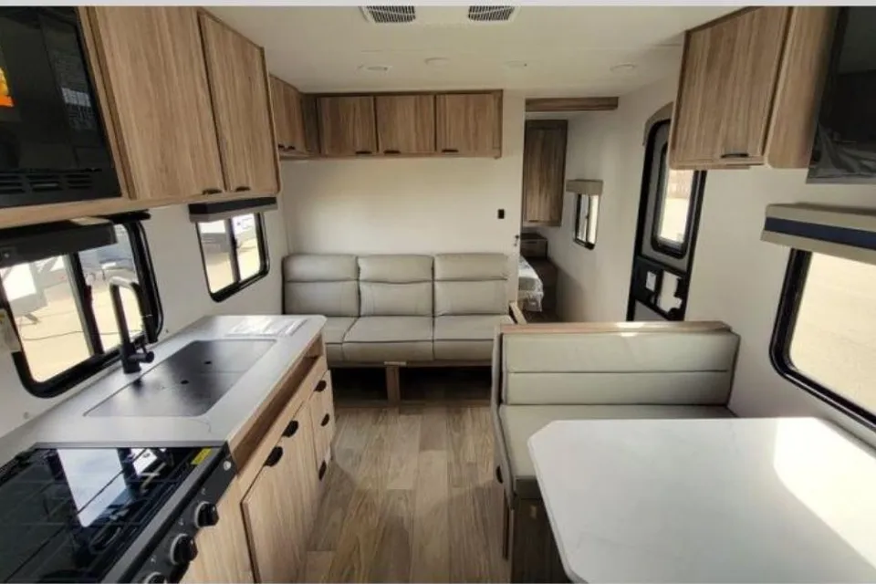 Modern Family Bunkhouse: Brand New Winnebago Access 26BH – Sleeps 8