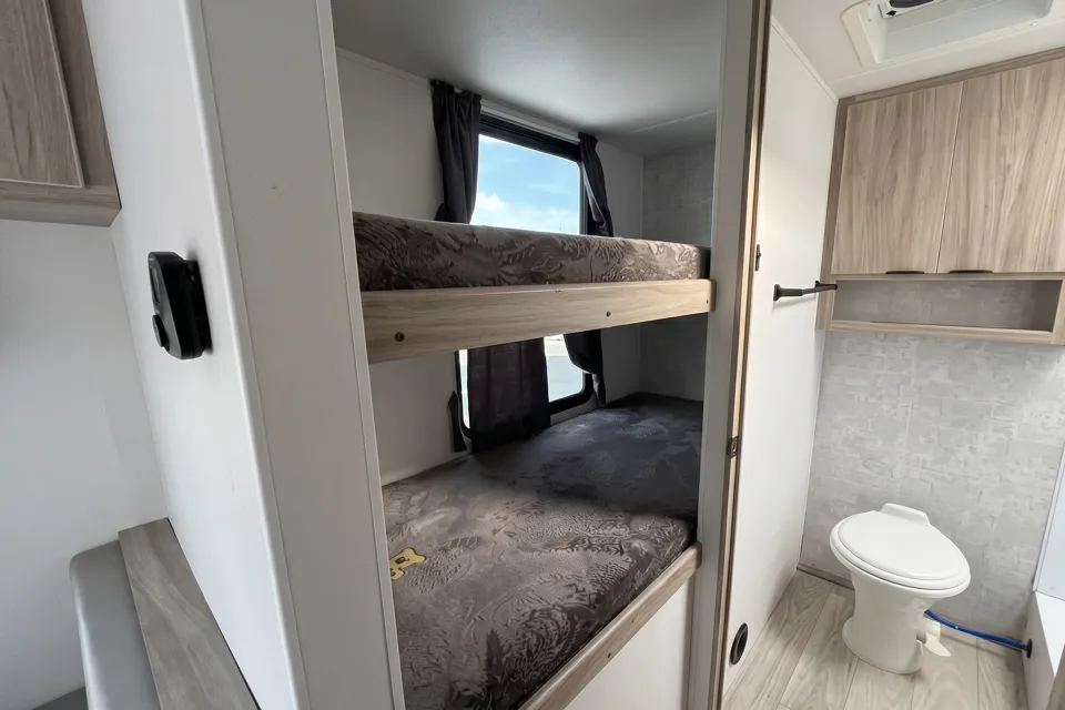 Modern Family Bunkhouse: Brand New Winnebago Access 26BH – Sleeps 8
