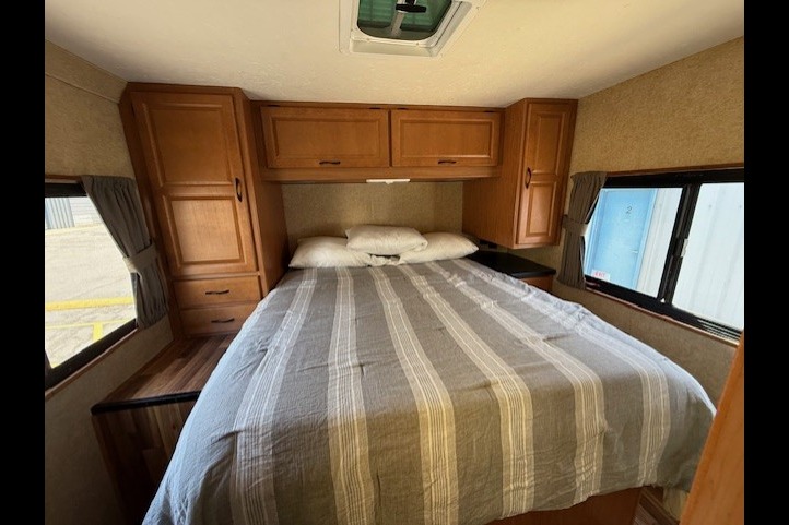 Thor Majestic 28' Motorhome - Class C RV