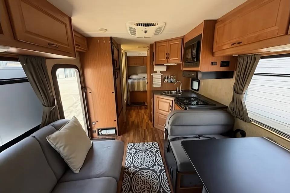 Thor Majestic 28' Motorhome - Class C RV