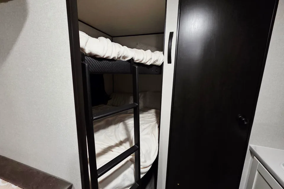 New Jayco with Double Bunks + Murphy Bed – Easy Tow, Sleeps 7