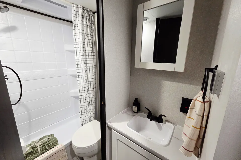 New Jayco with Double Bunks + Murphy Bed – Easy Tow, Sleeps 7