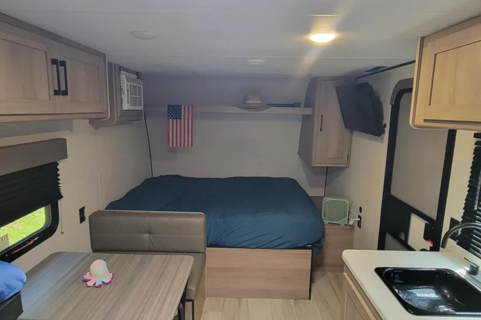 Rhiannon's Coleman 17B Travel Trailer