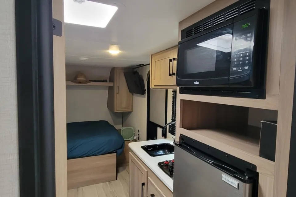 Rhiannon's Coleman 17B Travel Trailer