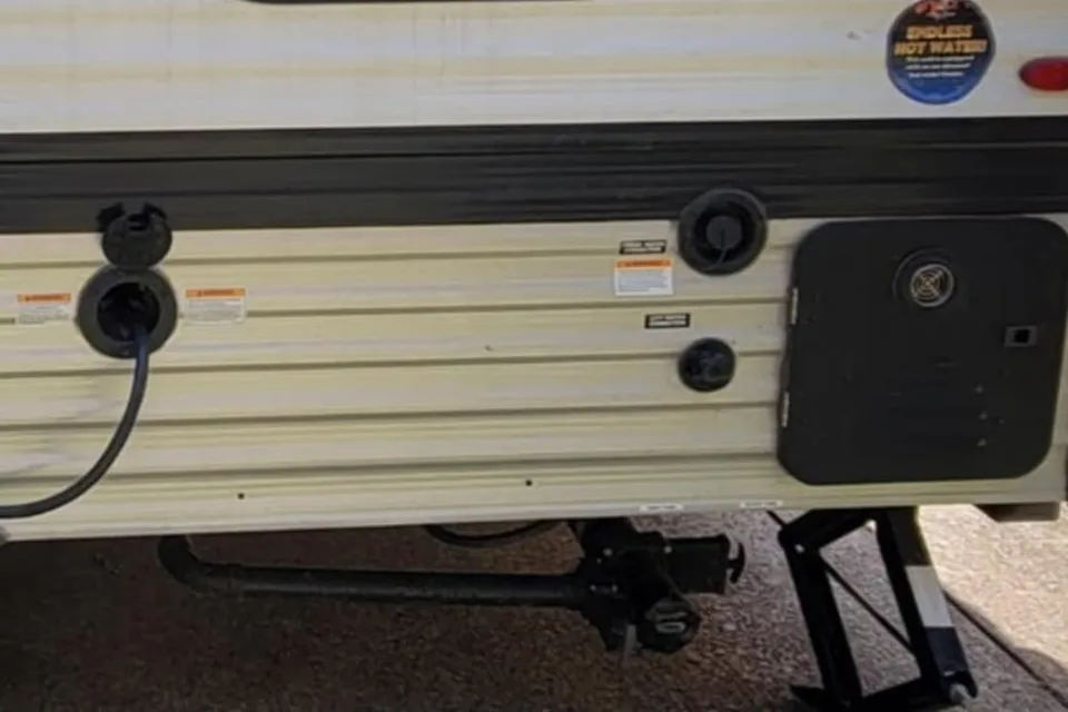 Rhiannon's Coleman 17B Travel Trailer