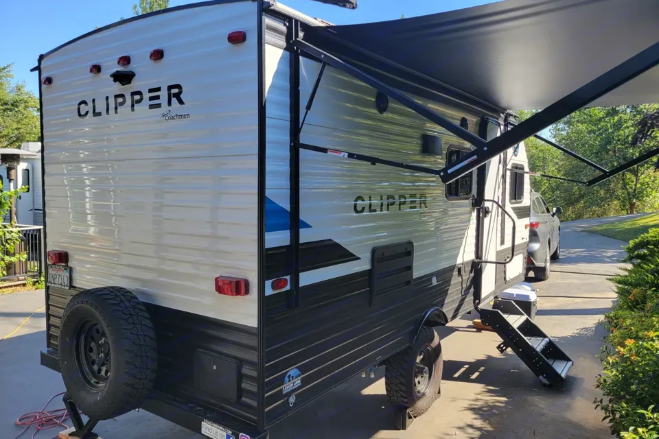 Like New Coachmen Clipper 17BH Travel Trailer