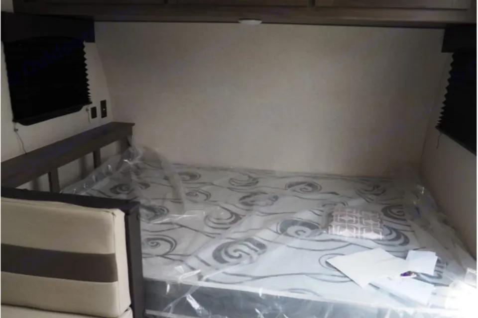 Like New Coachmen Clipper 17BH Travel Trailer