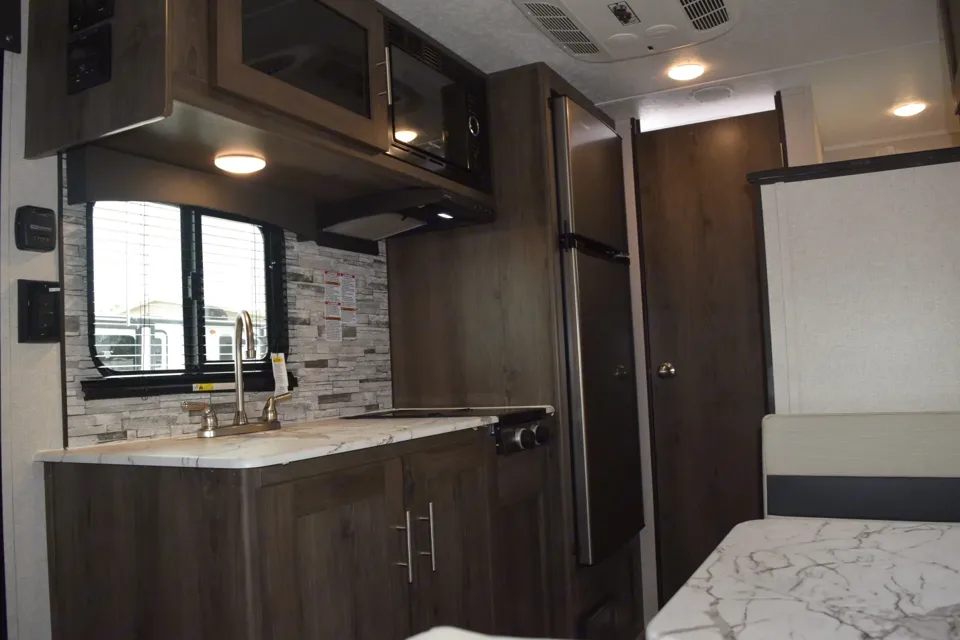 Like New Coachmen Clipper 17BH Travel Trailer