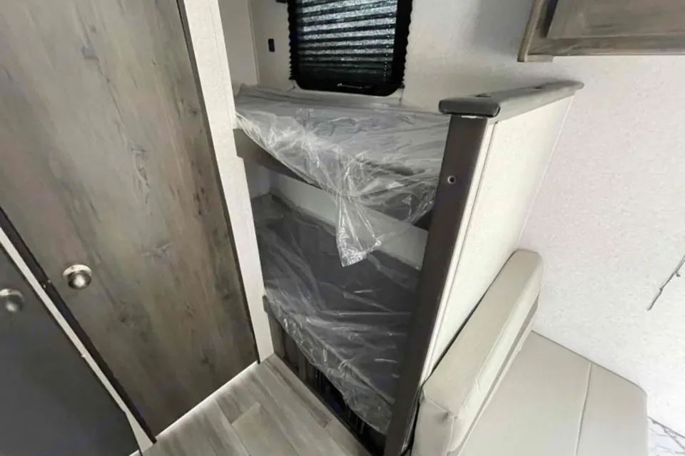 Like New Coachmen Clipper 17BH Travel Trailer
