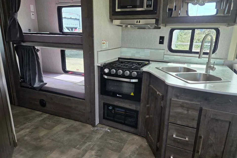 Diyar's Coachmen pursuit-31b Class A