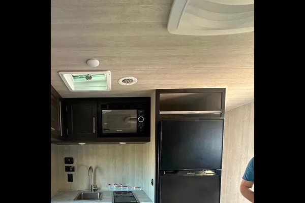 Leon’s 2023 OFF GRID LE GRANDE caravan