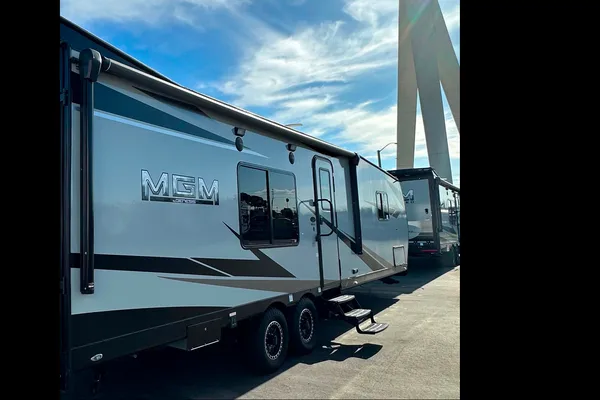 Leon’s 2023 OFF GRID LE GRANDE caravan