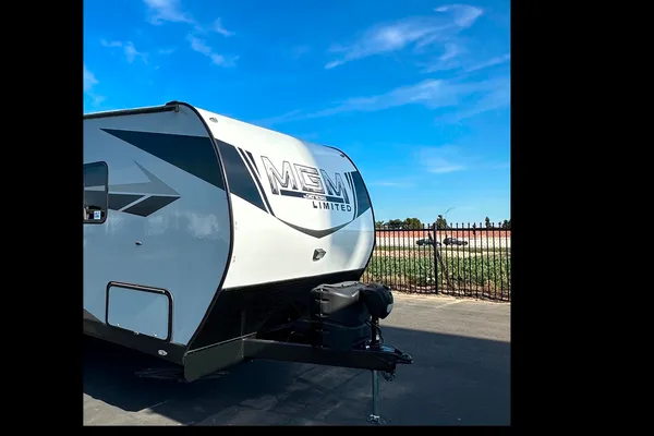 Leon’s 2023 OFF GRID LE GRANDE caravan