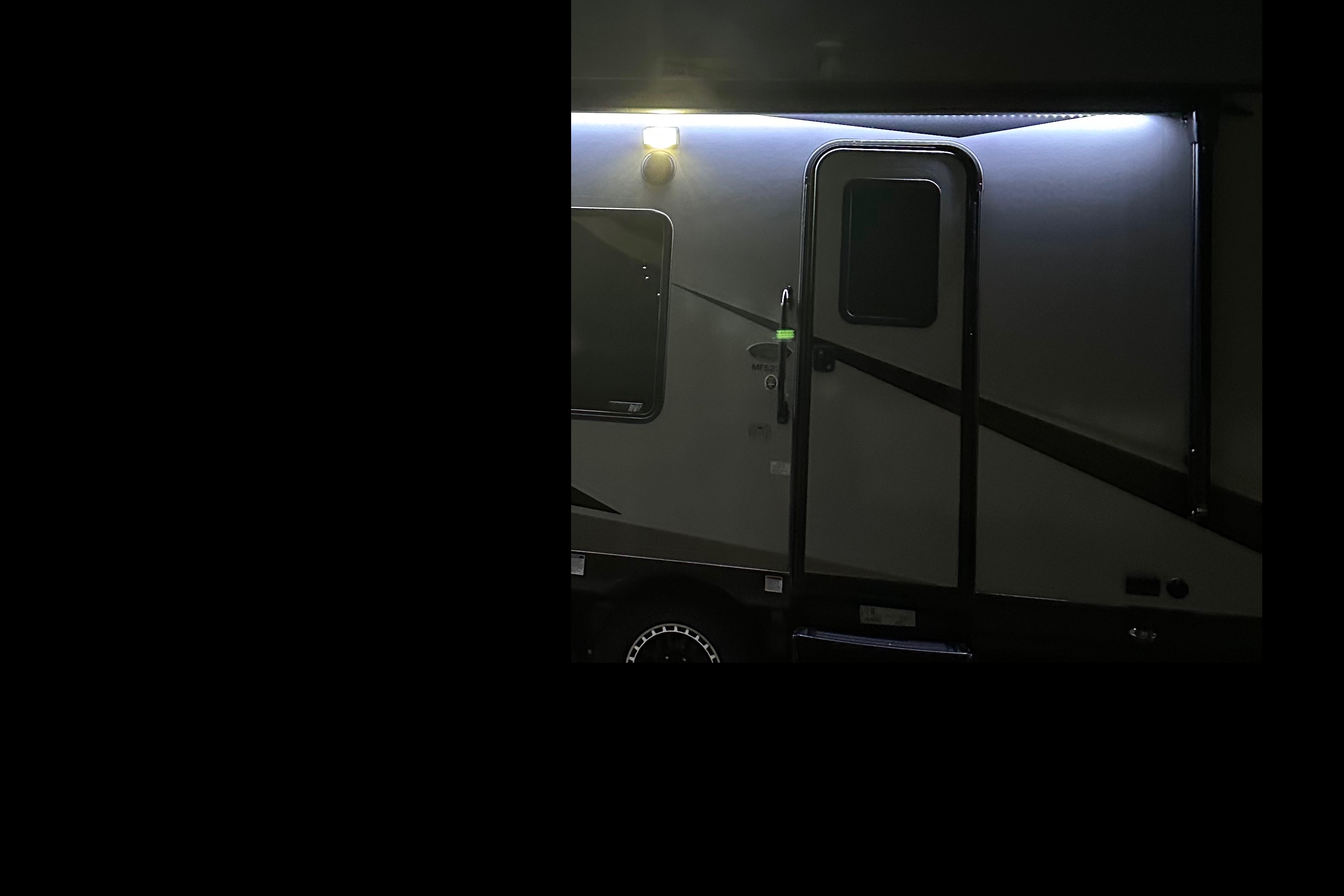 Leon’s 2023 OFF GRID LE GRANDE caravan