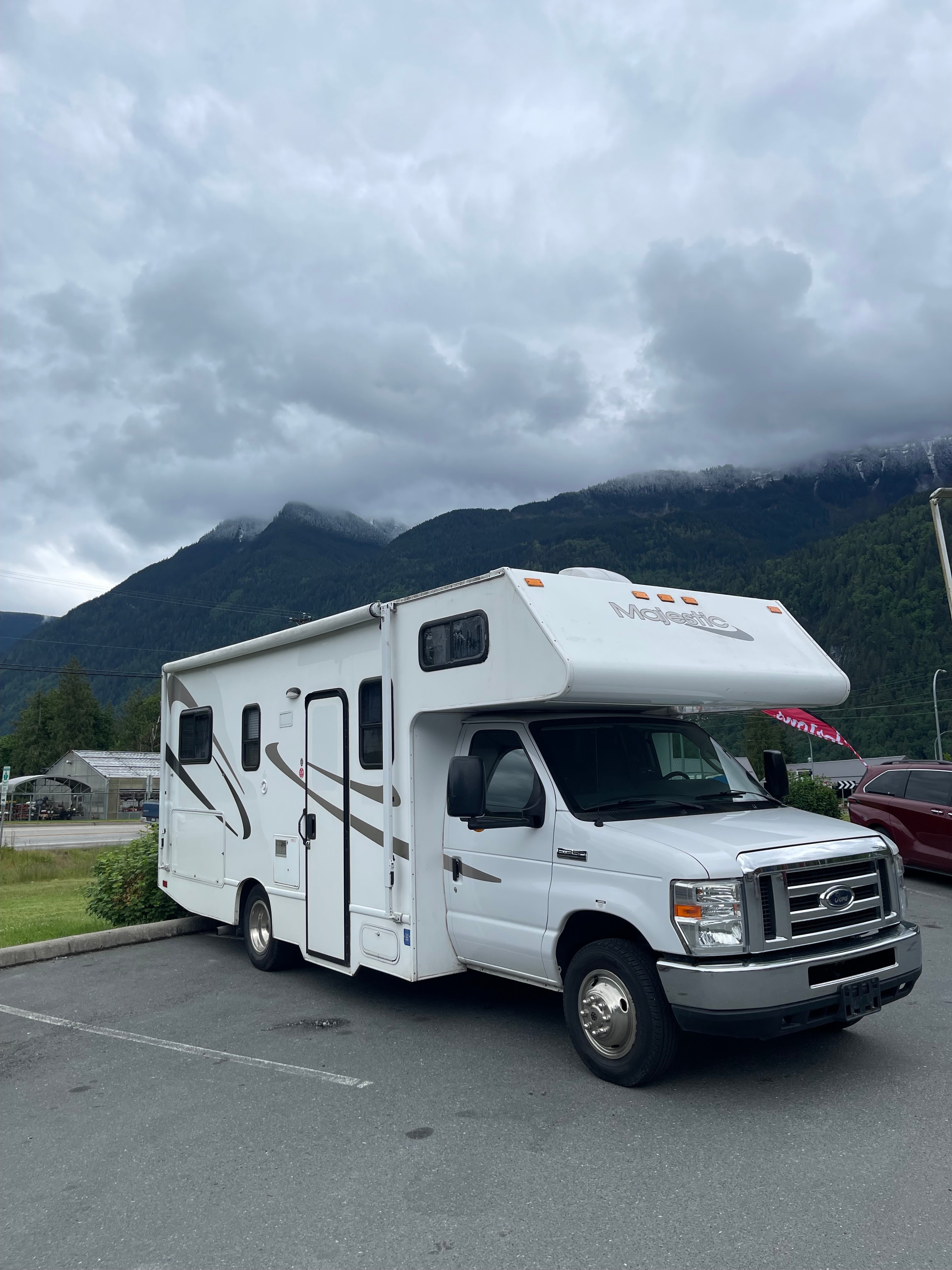 SAGUN Ford E350 Majestic Motorhome Class C