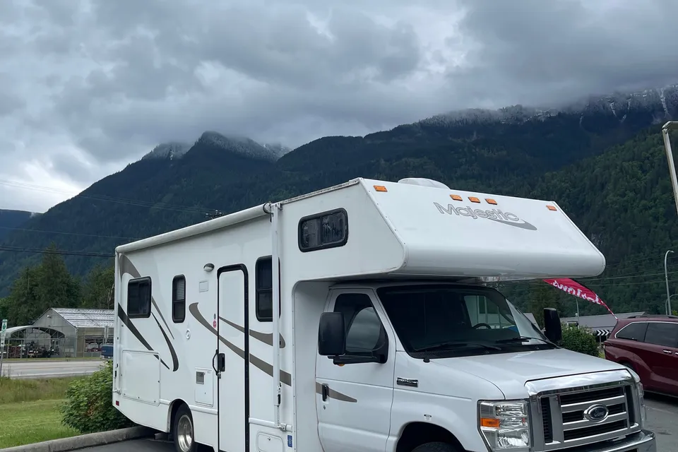 SAGUN Ford E350 Majestic Motorhome Class C