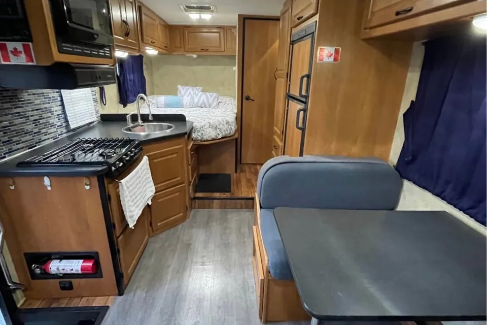 SAGUN Ford E350 Majestic Motorhome Class C