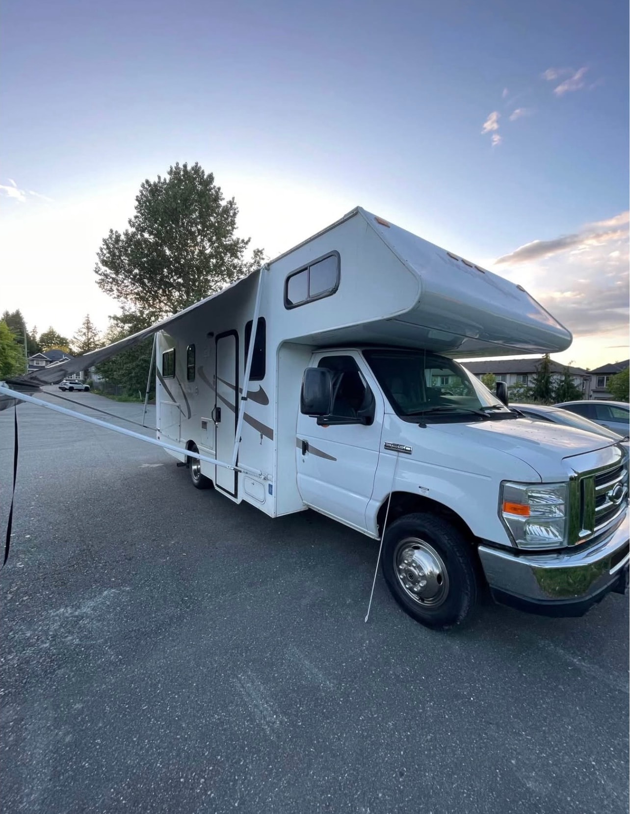 SAGUN Ford E350 Majestic Motorhome Class C