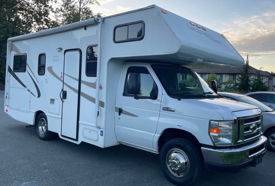 SAGUN Ford E350 Majestic Motorhome Class C