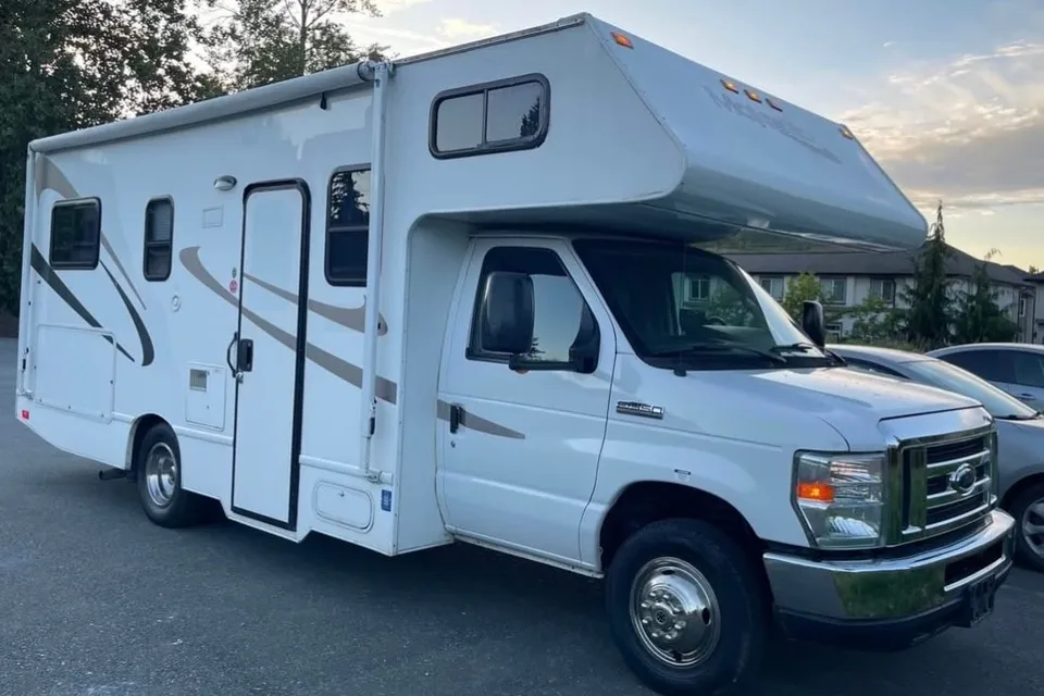 SAGUN Ford E350 Majestic Motorhome Class C