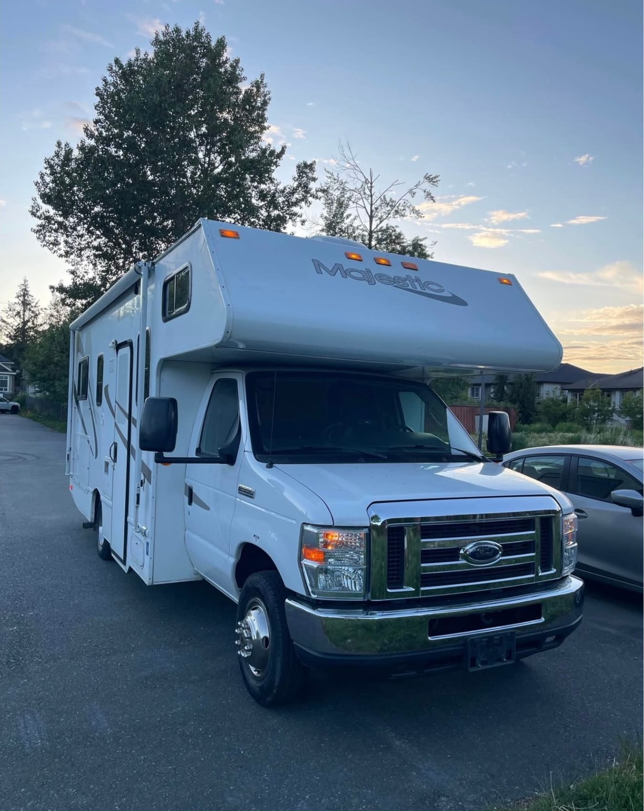 SAGUN Ford E350 Majestic Motorhome Class C