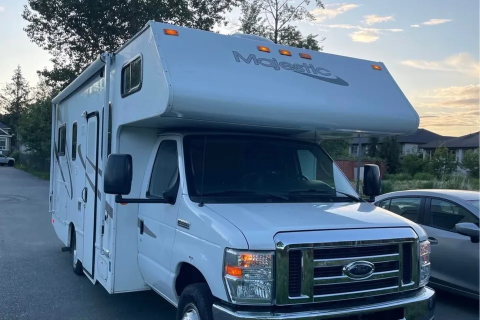 SAGUN Ford E350 Majestic Motorhome Class C
