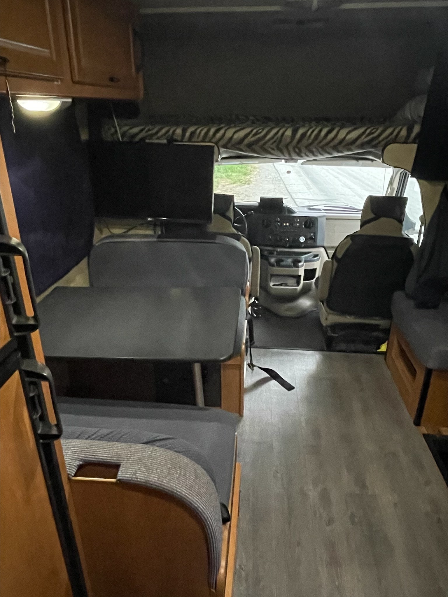 SAGUN Ford E350 Majestic Motorhome Class C