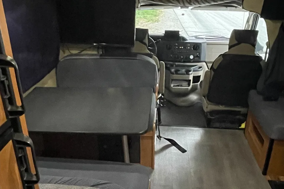 SAGUN Ford E350 Majestic Motorhome Class C