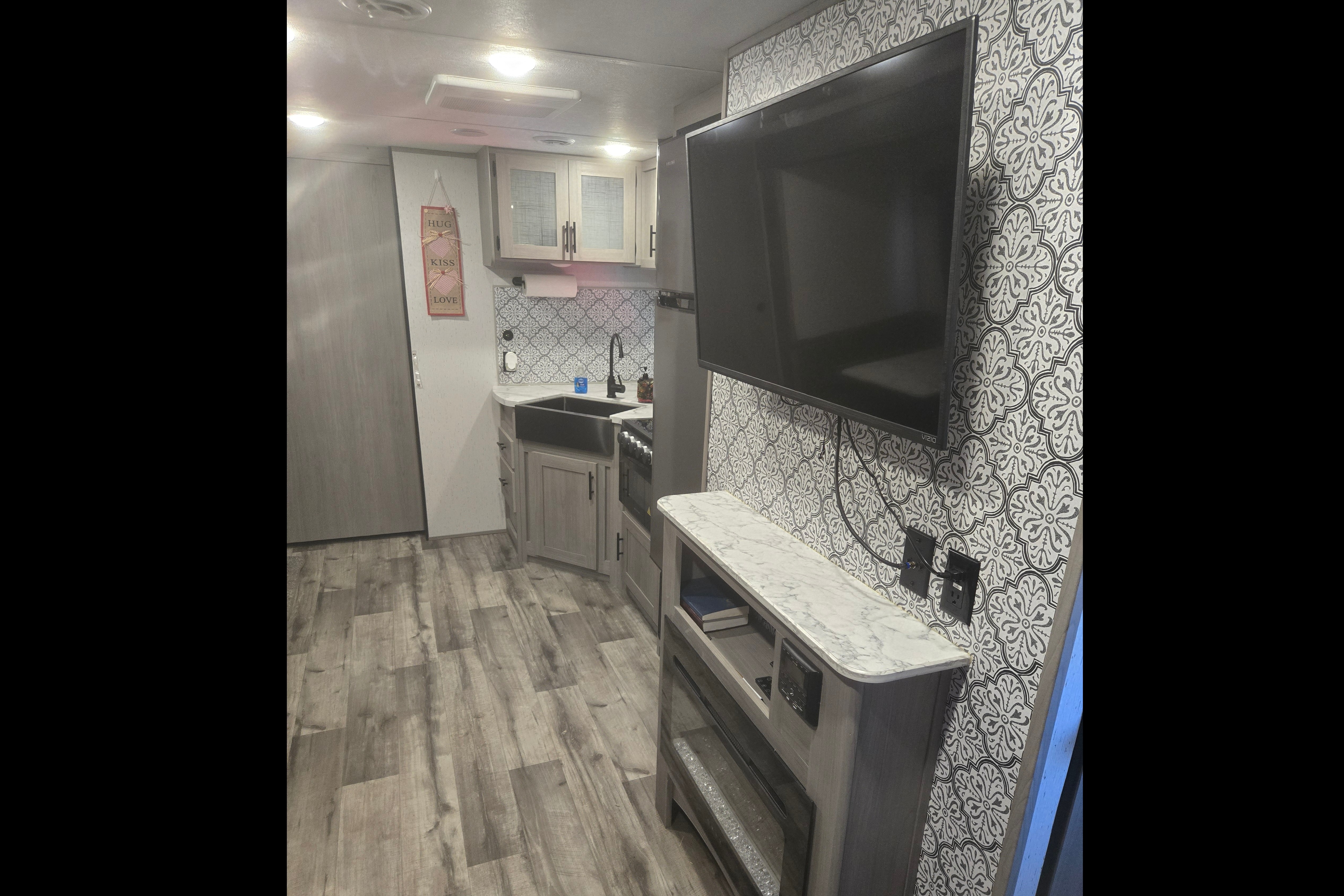 Spring Getaway Bunkhouse - 32ft- Sleeps 8