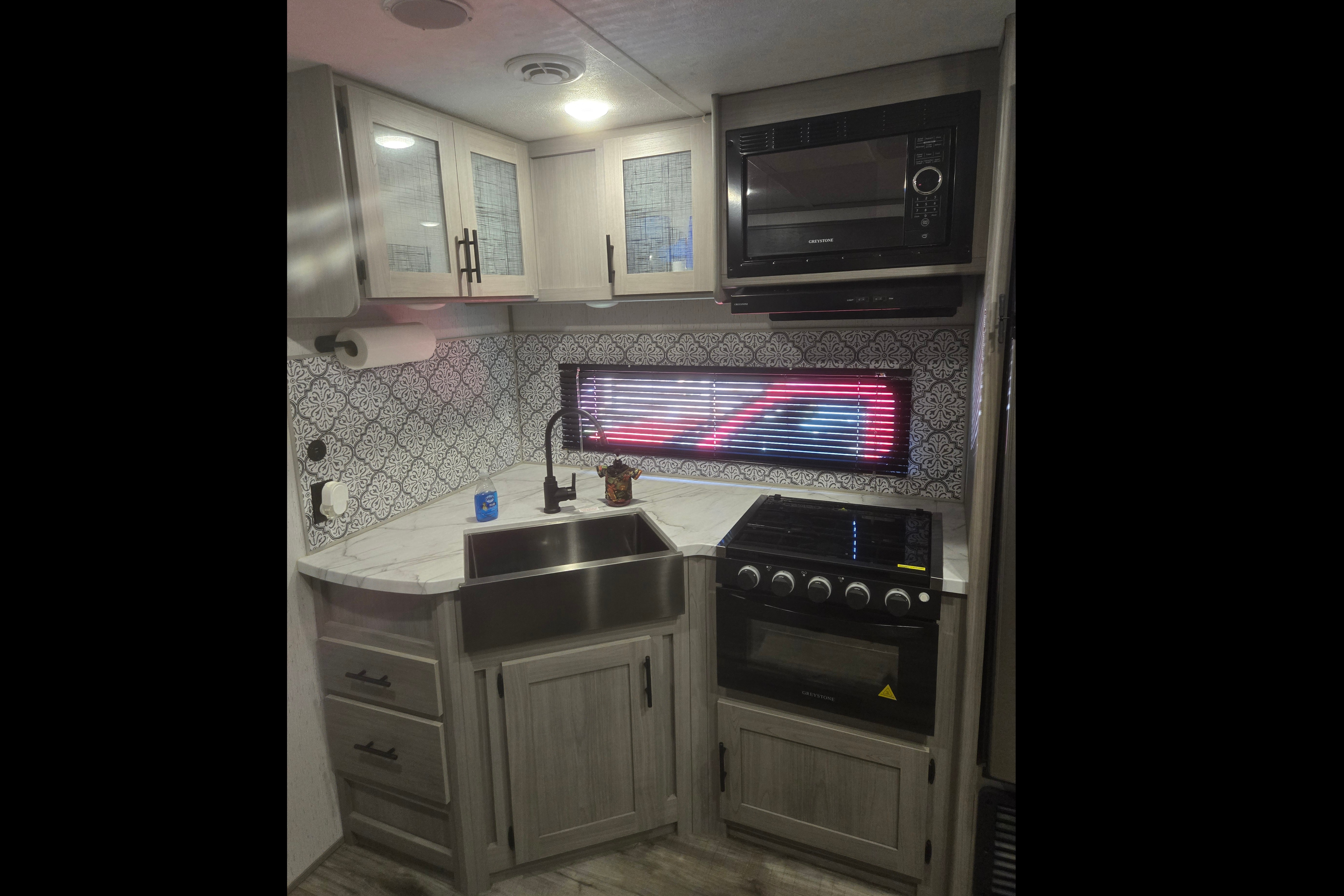 Spring Getaway Bunkhouse - 32ft- Sleeps 8