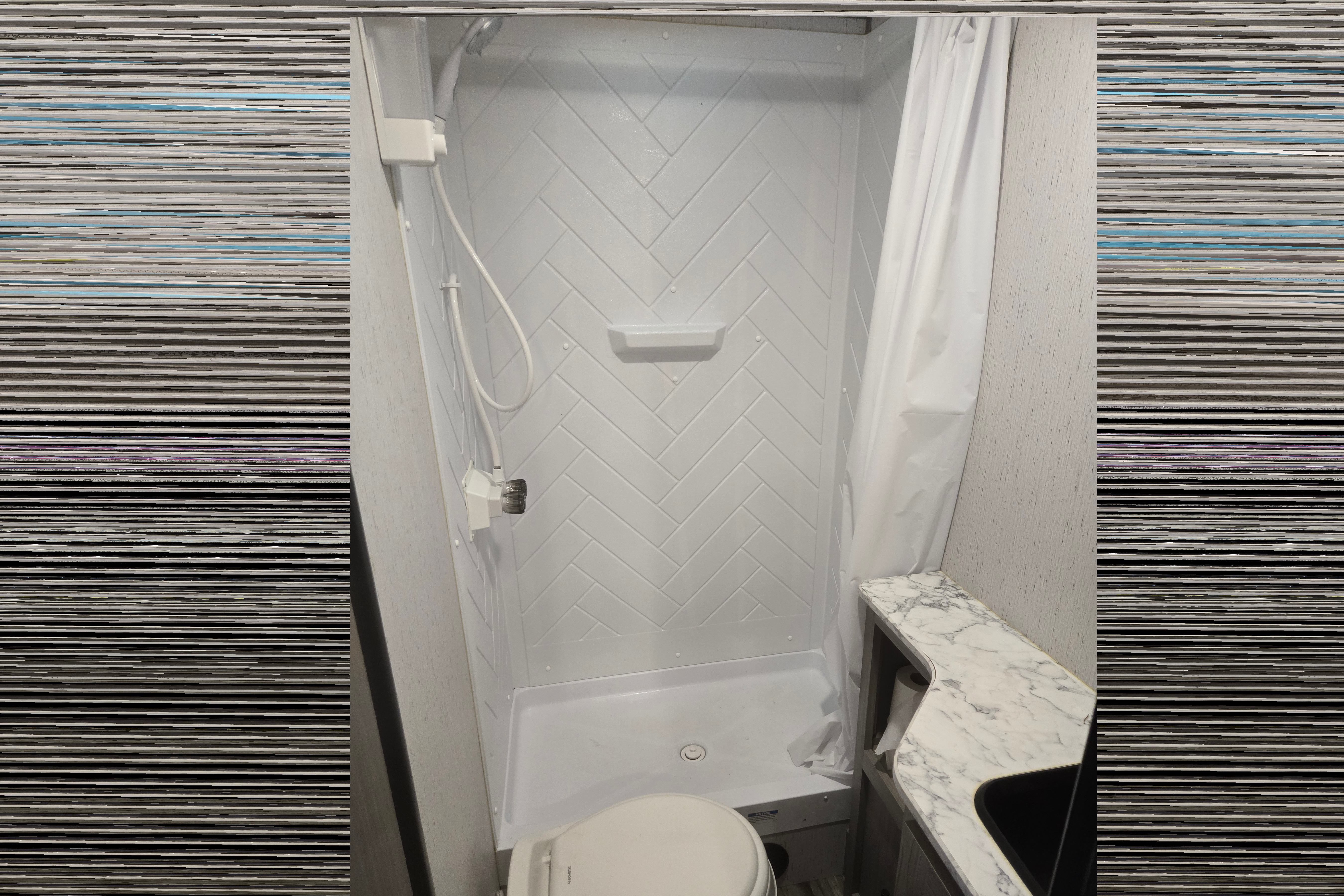 Spring Getaway Bunkhouse - 32ft- Sleeps 8