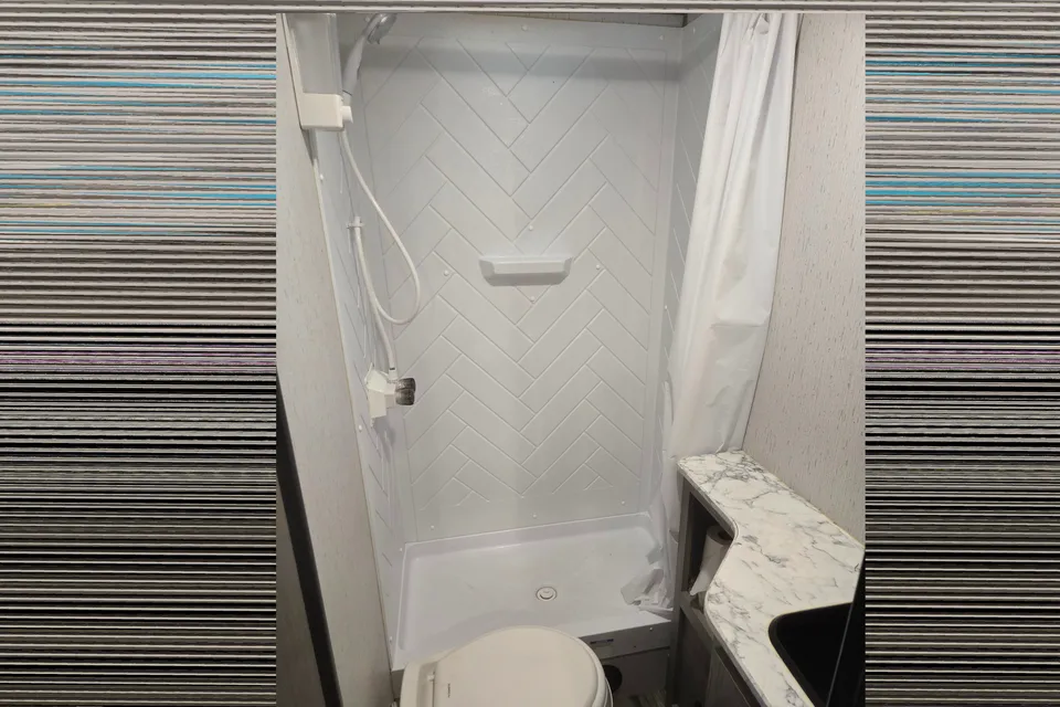 Spring Getaway Bunkhouse - 32ft- Sleeps 8