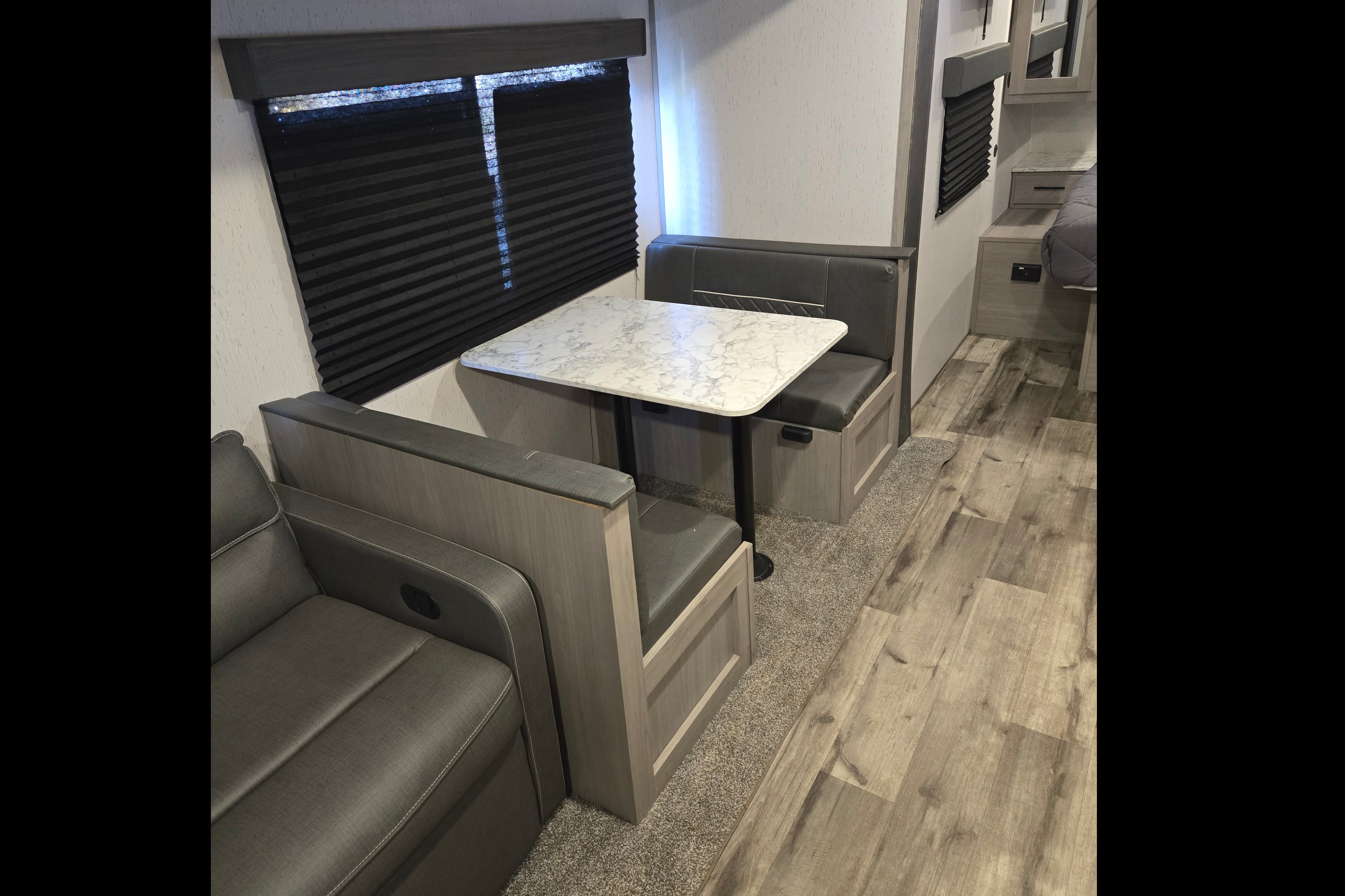 Spring Getaway Bunkhouse - 32ft- Sleeps 8