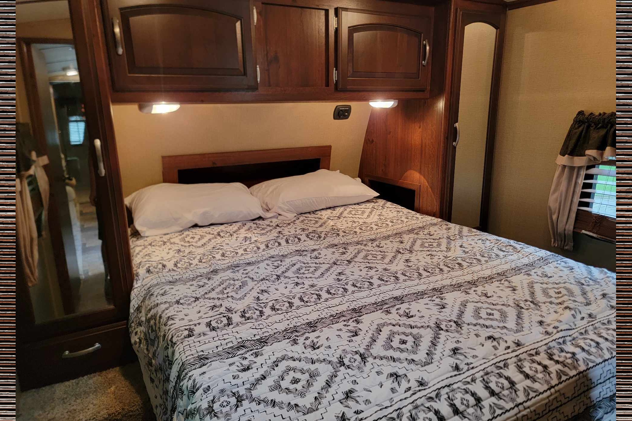 Hideaway RV rentals fur baby friendly Keystone outback 323bh