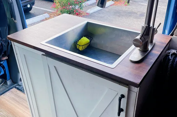 Murph the Smurf: PET FRIENDLY - Mercedes Sprinter Conversion