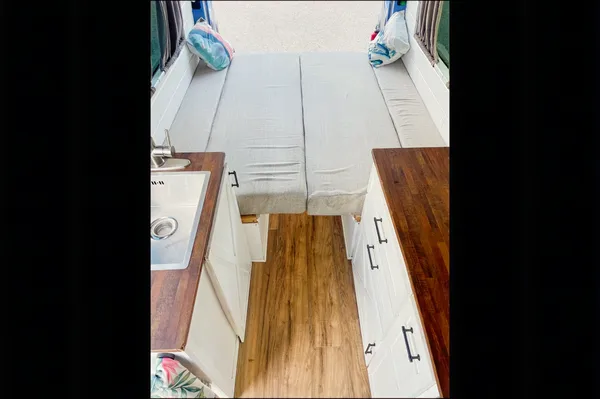 Murph the Smurf: PET FRIENDLY - Mercedes Sprinter Conversion
