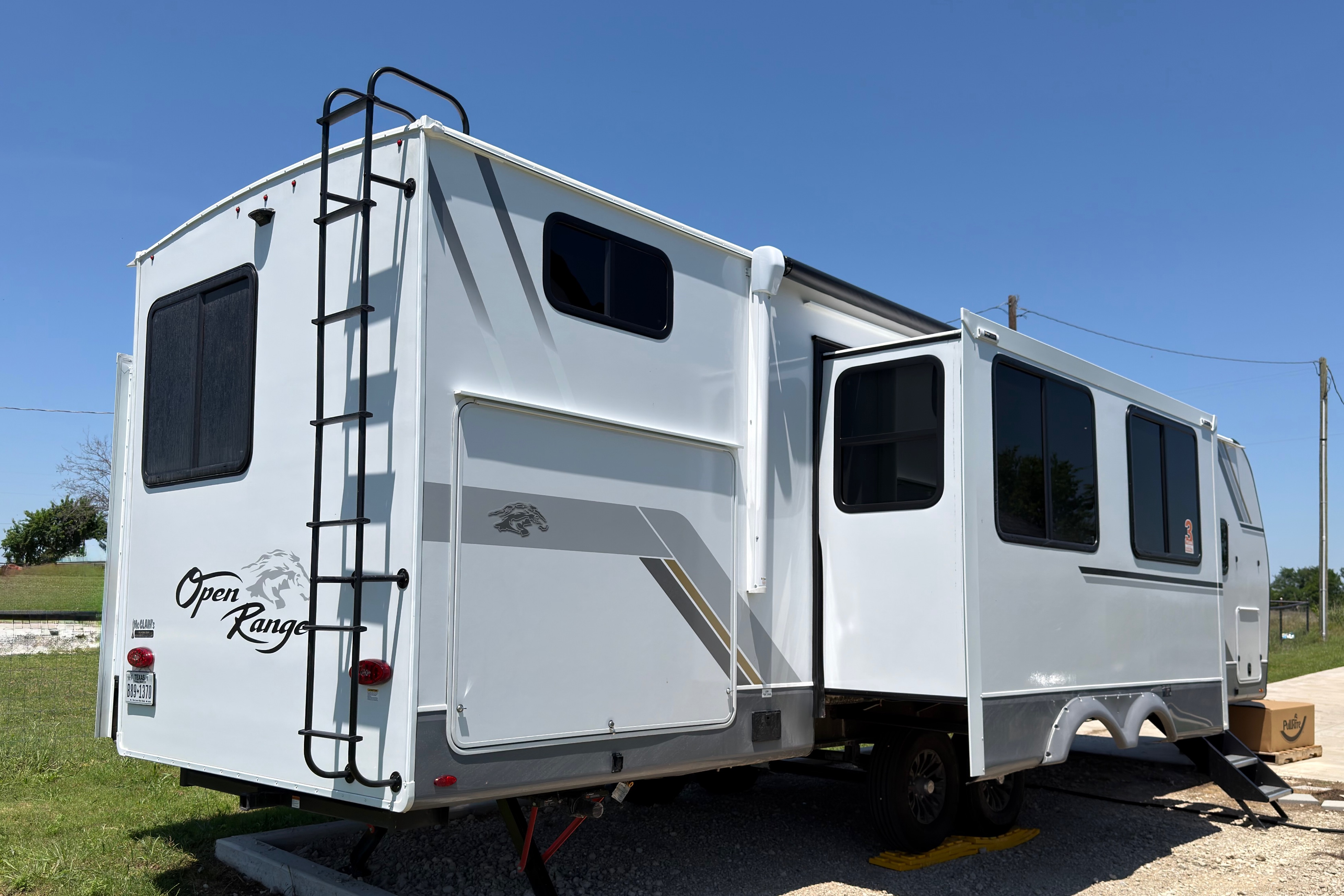 “The Yeehaw Basecamp" | 39-Ft Bunkhouse Sleeper | We Deliver & Set Up Everything!