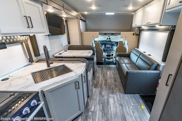 2025 Geneva – Class C | Sleeps 8 | Fully Equipped | BUNK BEDS & KIDS