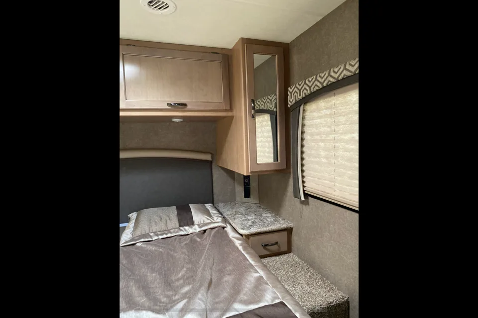 Sammy's Thor Motor Coach Chateau 28Z Class C