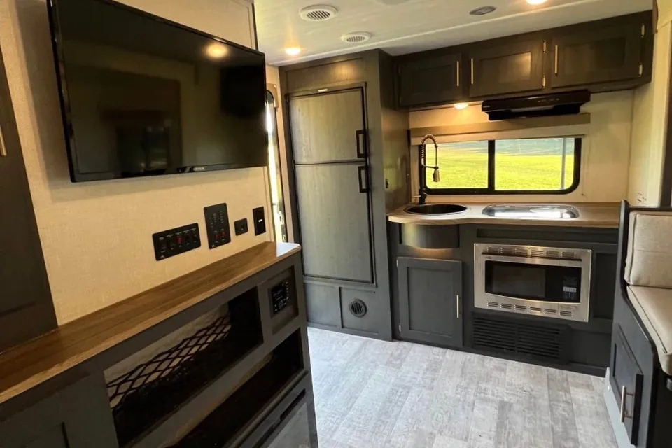 Leslie's Forest River R pod 202 Travel Trailer