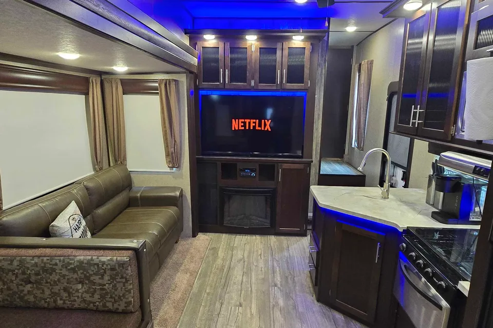 Anthony's Forest River Arctic wolf 315tbh8 Fifth Wheel
