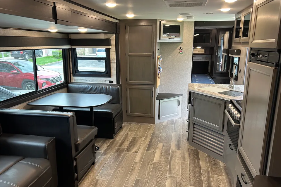 Davis Jayco JayFeather 27BHB Travel Trailer