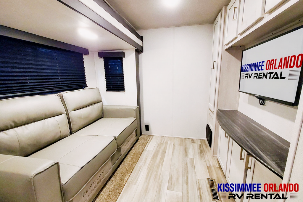 2 BEDROOM FAMILY SIZE - LARGE LIVING SPACE - SLEEPS 8