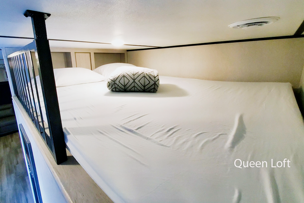 2 BEDROOM FAMILY SIZE - LARGE LIVING SPACE - SLEEPS 8