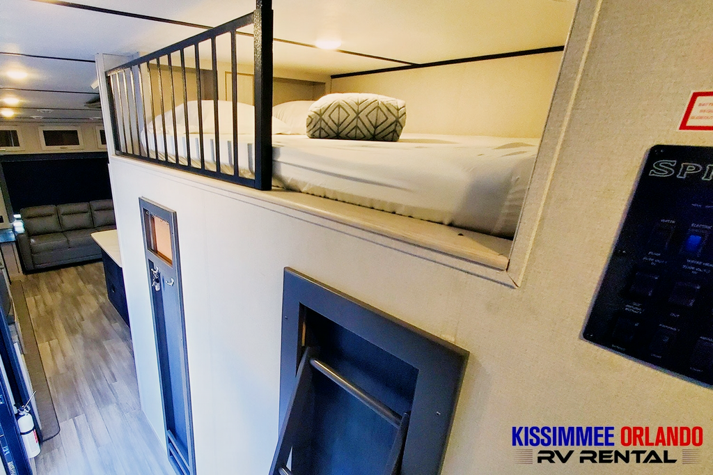 2 BEDROOM FAMILY SIZE - LARGE LIVING SPACE - SLEEPS 8