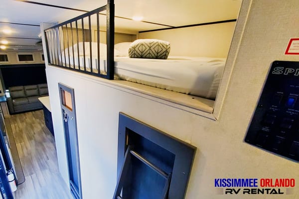 2 BEDROOM FAMILY SIZE - LARGE LIVING SPACE - SLEEPS 8
