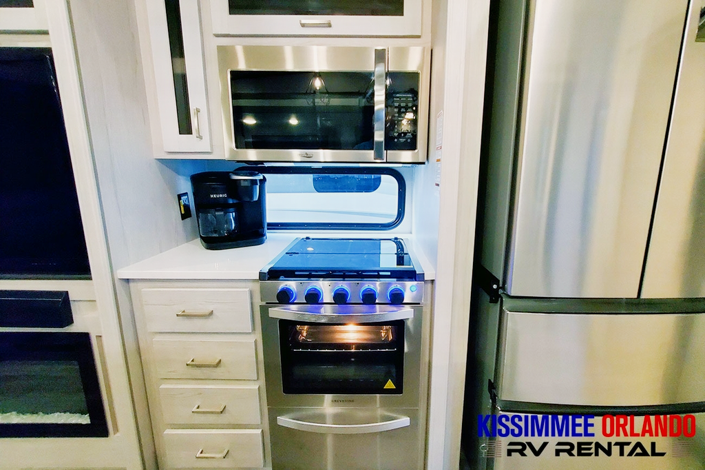 2 BEDROOM FAMILY SIZE - LARGE LIVING SPACE - SLEEPS 8