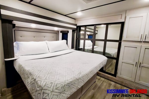 2 BEDROOM FAMILY SIZE - LARGE LIVING SPACE - SLEEPS 8